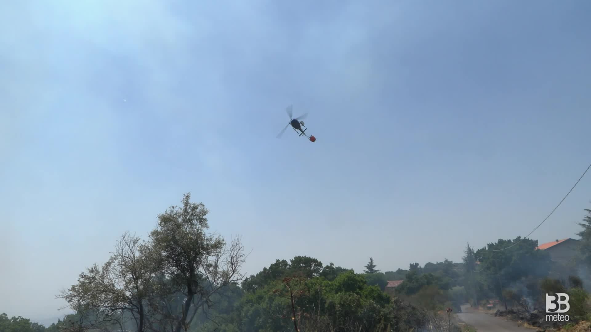 Immagine 1:Cronaca video, Sicilia - Ragalna, incendio boschivo: via vai di elicotteri