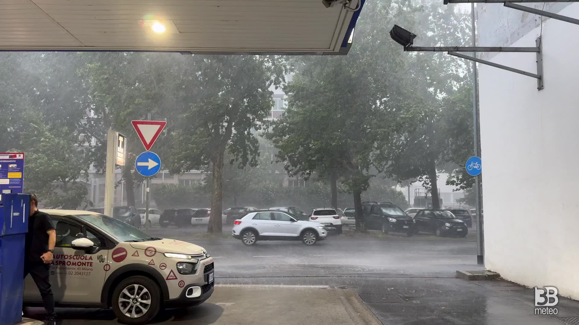 Milano, intenso temporale con forti raffiche di vento: 