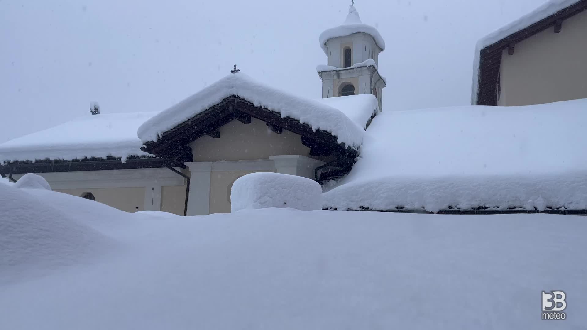 Cronaca meteo diretta - Lombardia. Neve in Valle Spluga, il drone in volo nella zona di Madesimo - Video