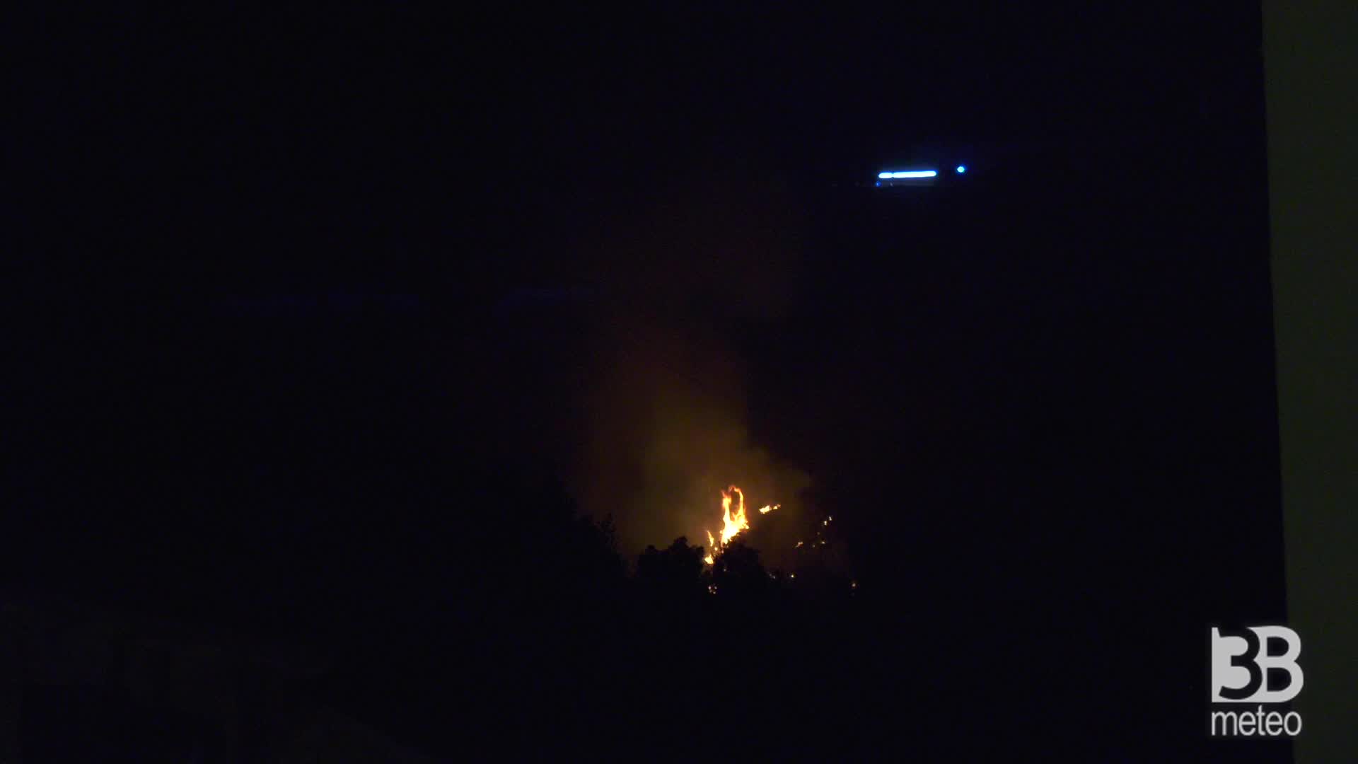 Ancora fiamme a Genova: rogo a Nervi, vicino a A12
