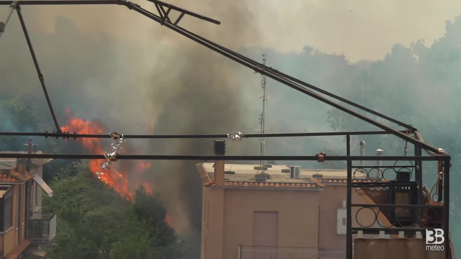 Roma, incendio a ridosso case: abitanti evacuati, fiamme alte