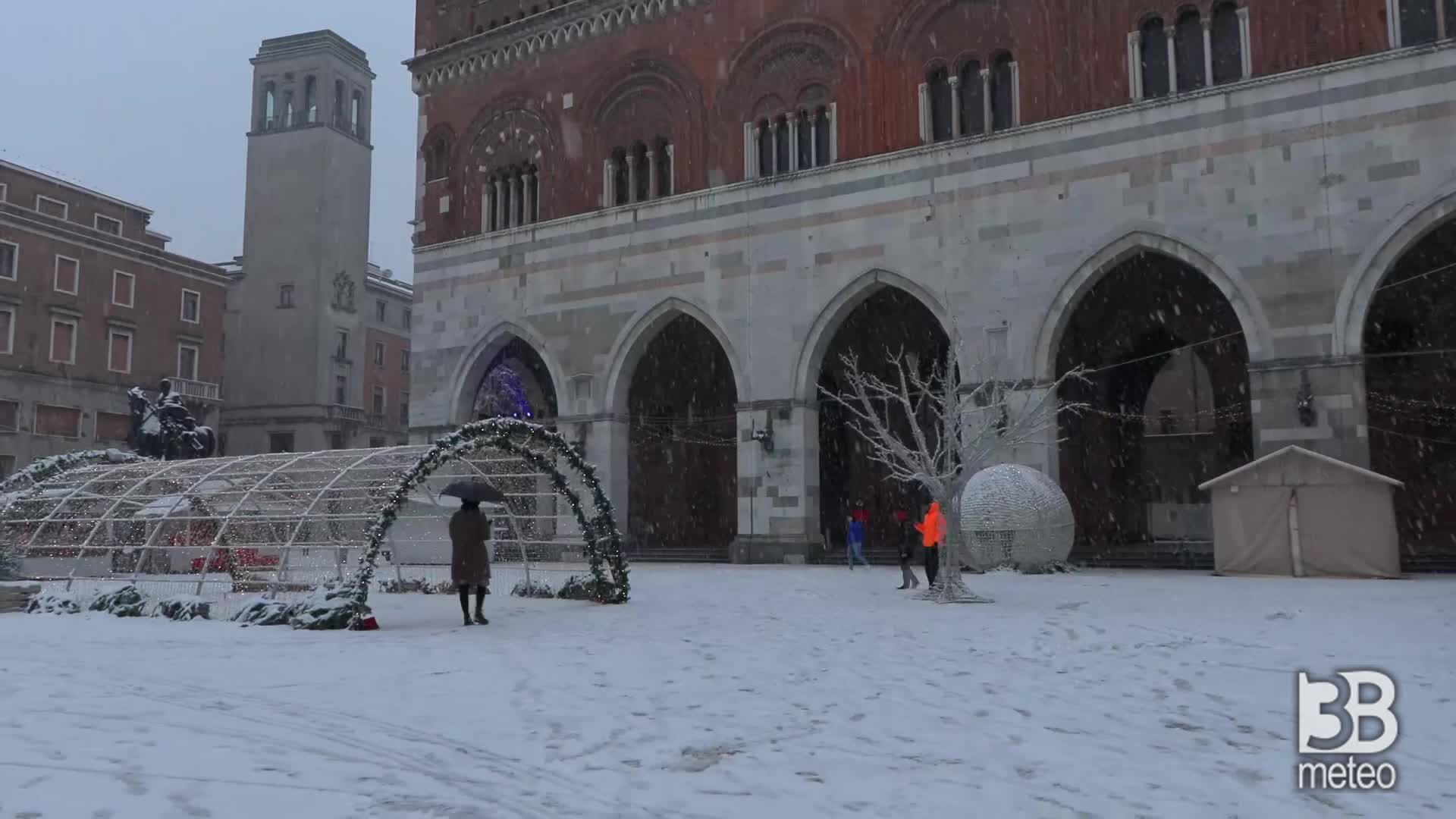 Piacenza, fitta nevicata : Piazza Cavalli, Palazzo Comune 