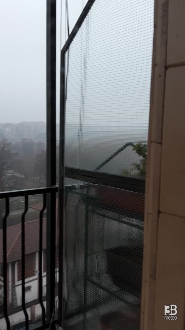 A milano nebbia e pioggia