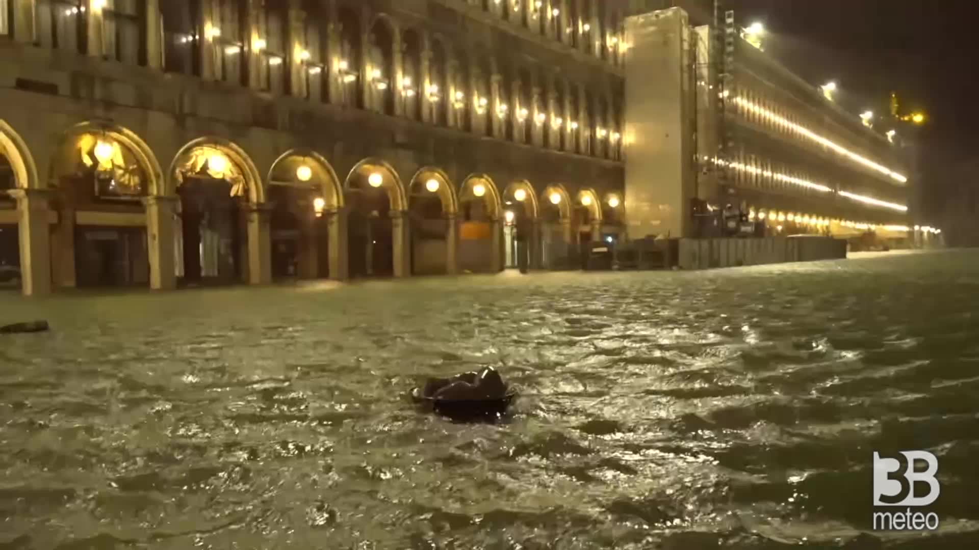 Cronaca meteo maltempo acqua alta storica a Venezia, sfiorati i 190cm con tempesta di scirocco 