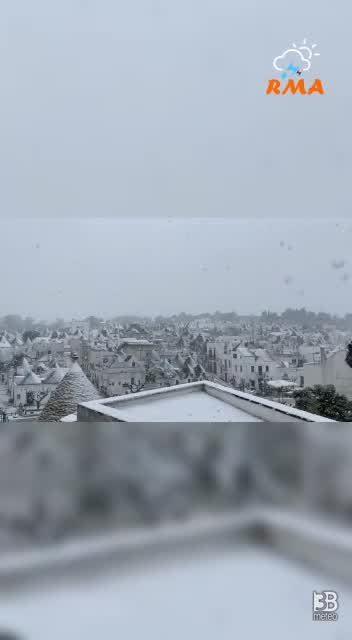 Cronaca meteo video: neve in Puglia, imbiancati i Trulli di Alberobello - Video