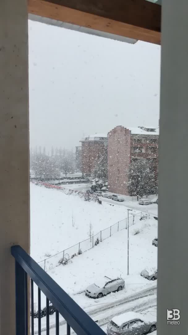CRONACA METEO DIRETTA - Neve forte a Cuneo cittÃ , imbiancate le strade - VIDEO