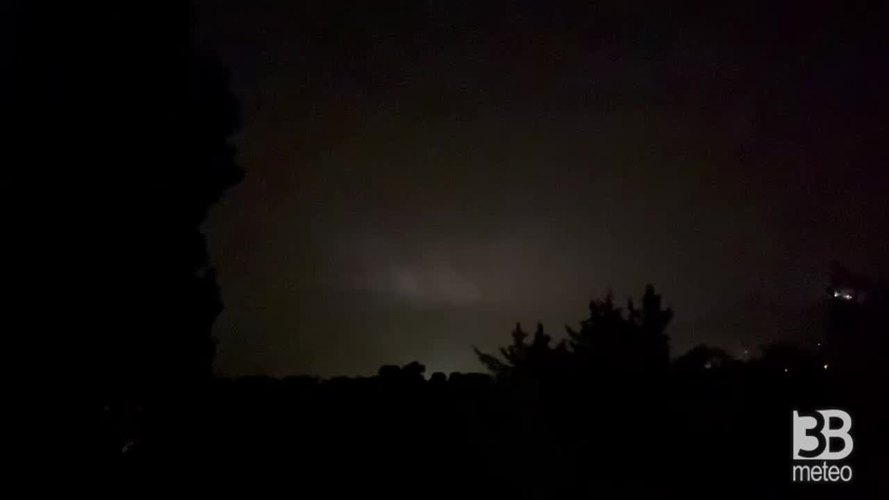Cronaca meteo diretta: tempesta di fulmini su Gubbio. Video