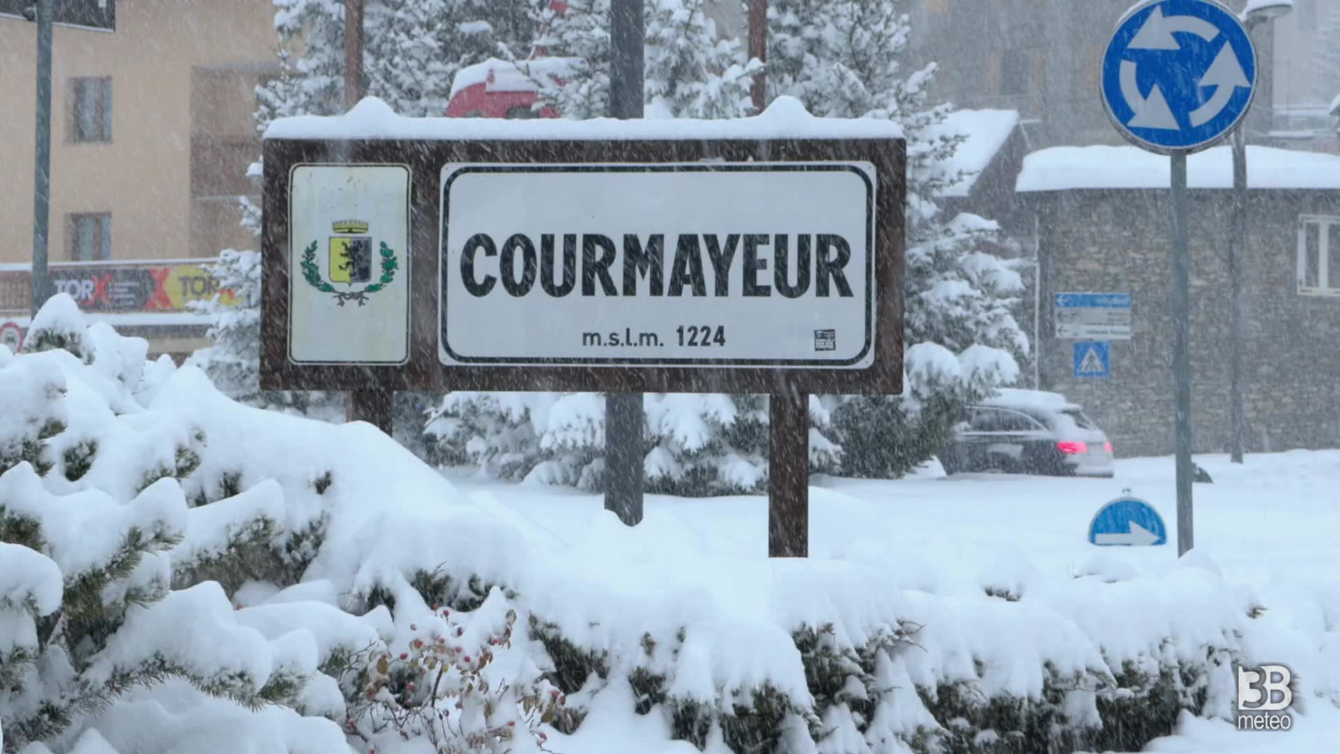 Courmayeur, fitta nevicata: veicoli spazzaneve in azione
