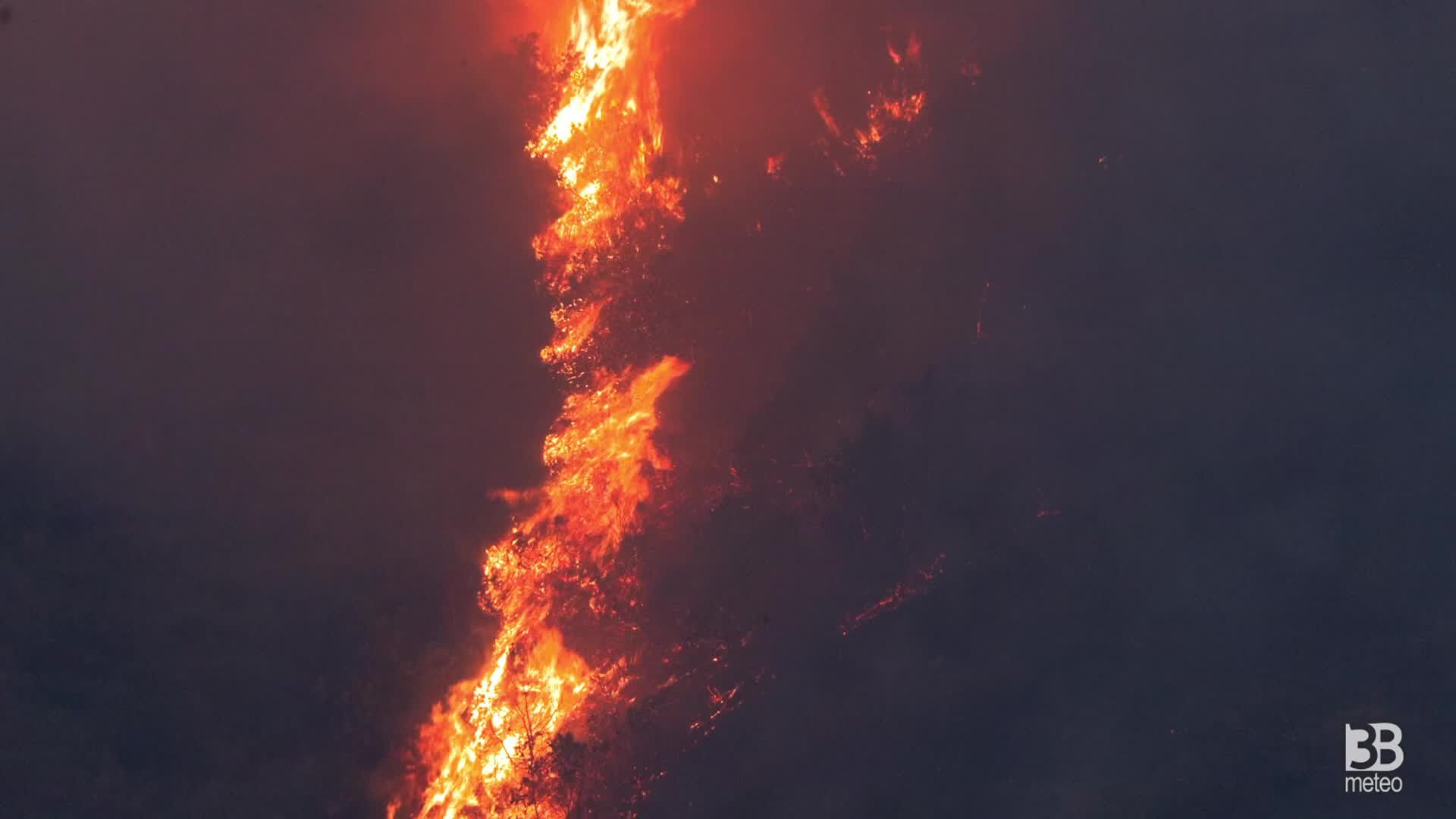Napoli, grosso incendio su collina dei Camaldoli: a fuoco vegetazione: 