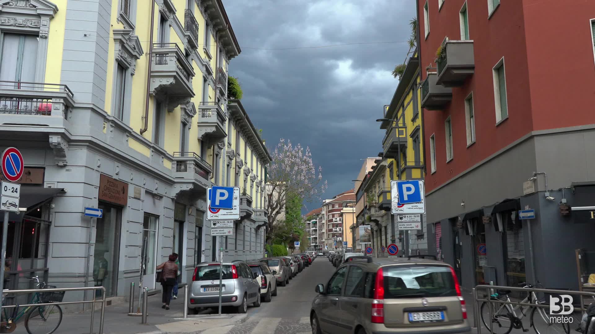 Milano, il cielo si fa plumbeo: temporali a nord della città: 