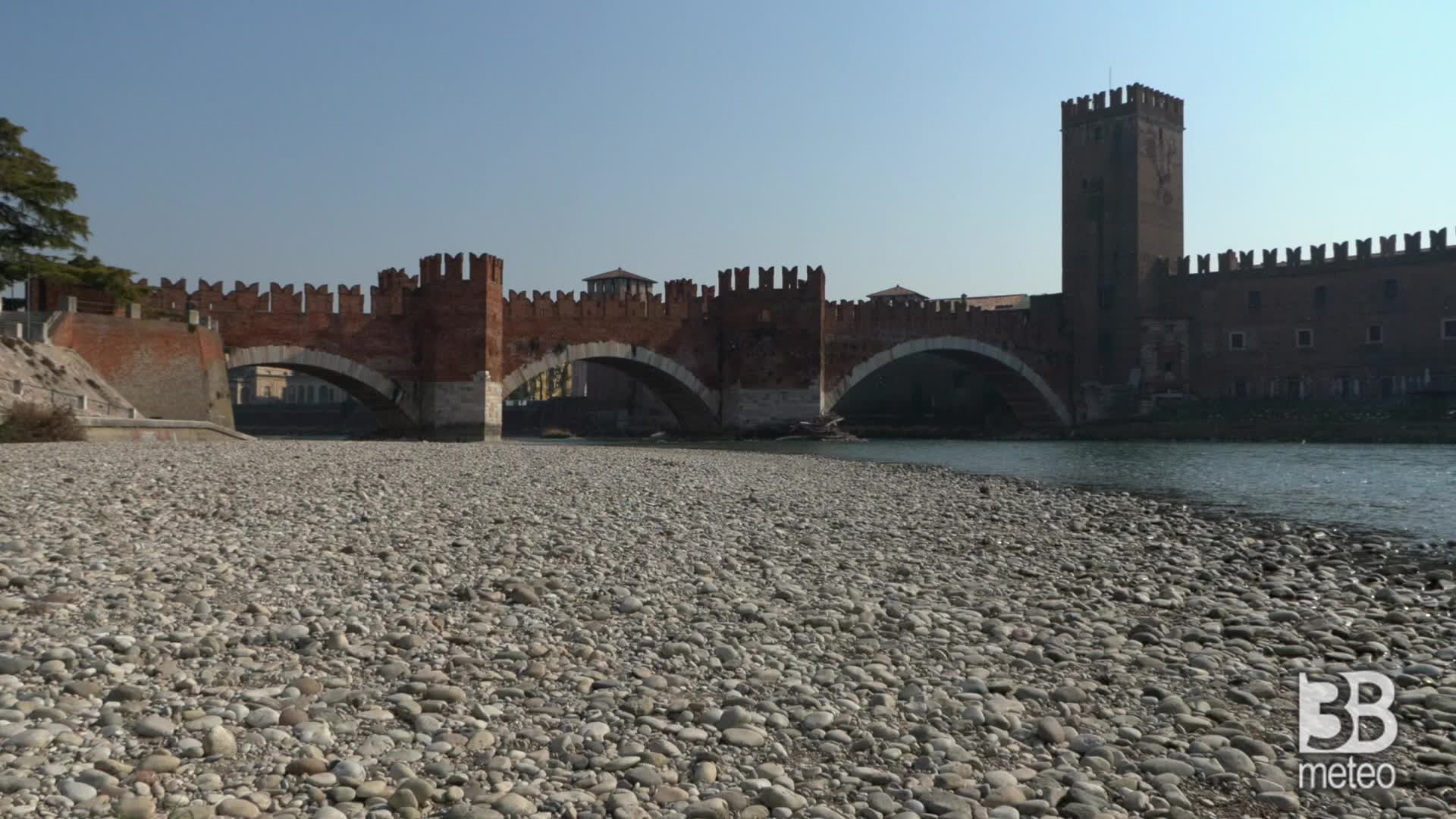 Immagine 1:Cronaca meteo video, siccit&agrave; Nord - Adige in secca a Verona: le immagini a Castelvecchio