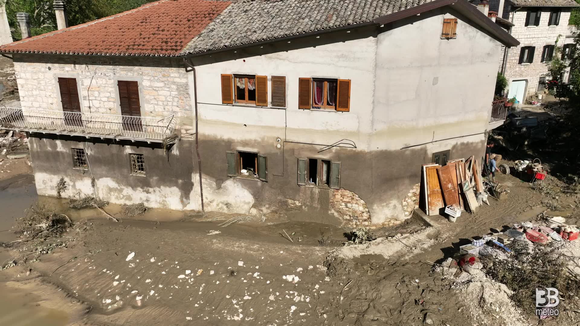 Cagli, la devastazione dal drone: l'acqua fino al primo piano case