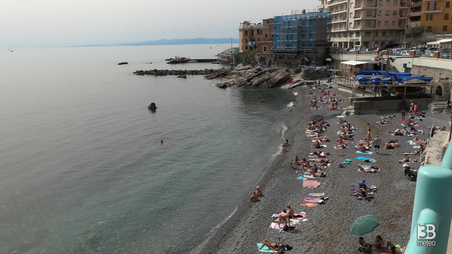 Genova, temperature sopra la media: prove d'estate in spiaggia: 