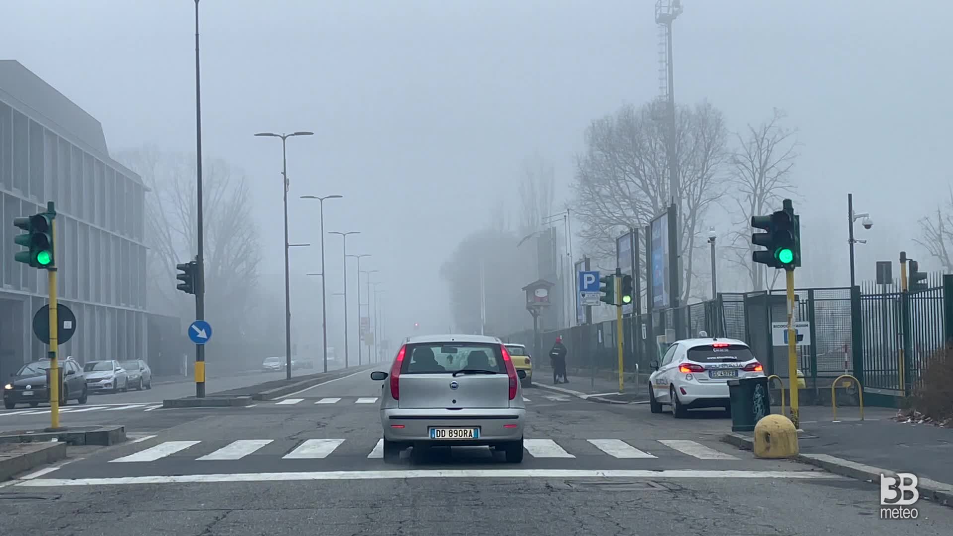 Nebbia a Milano: le immagini camera car: 