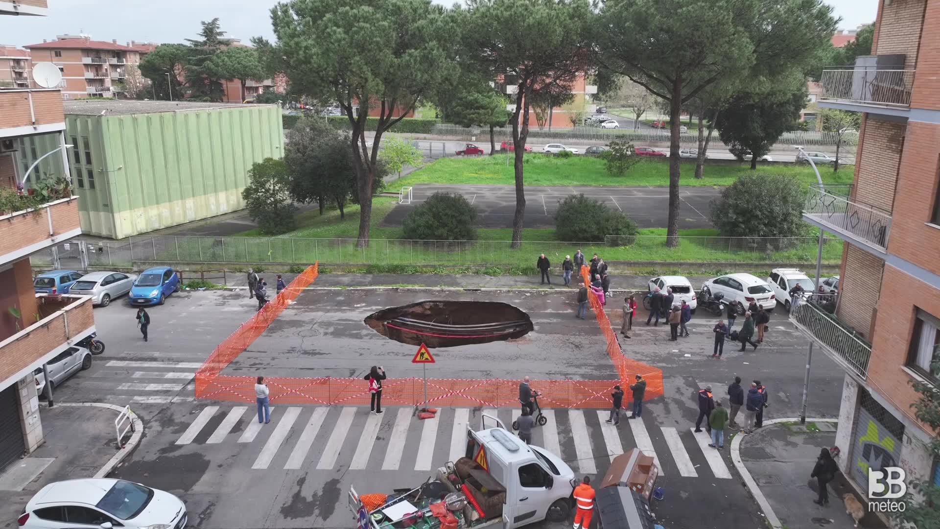 Voragine in zona Quadraro, a Roma: le immagini dal drone: 