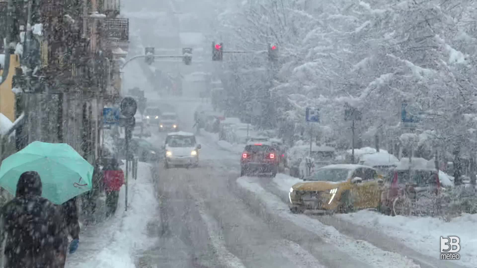 Aosta, bobcat rimuove la neve: mezzi al lavoro