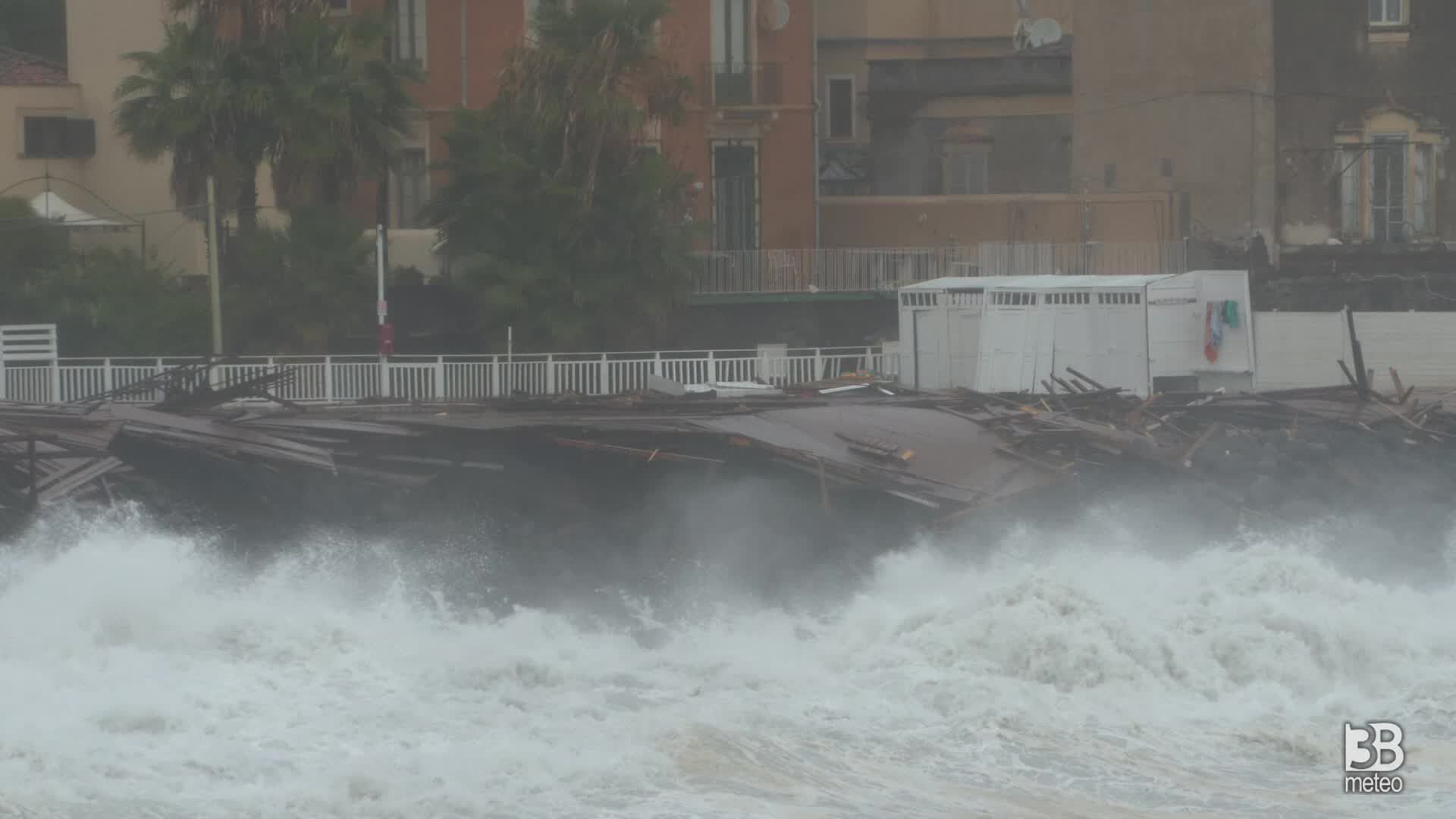 Cronaca Meteo Catania: il video della potente mareggiata sul lungomare San Giovanni Li Cuti
