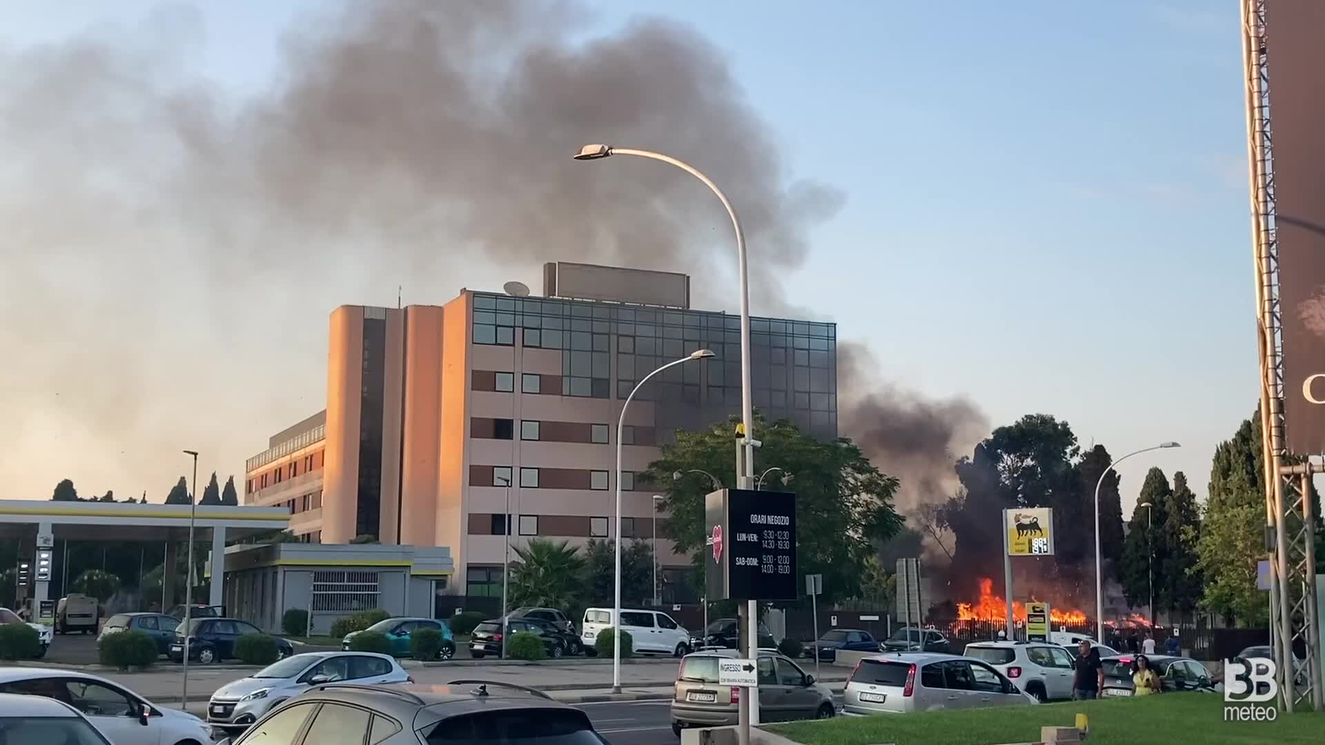 Incendio a Cagliari: fiamme all'ex motel Agip