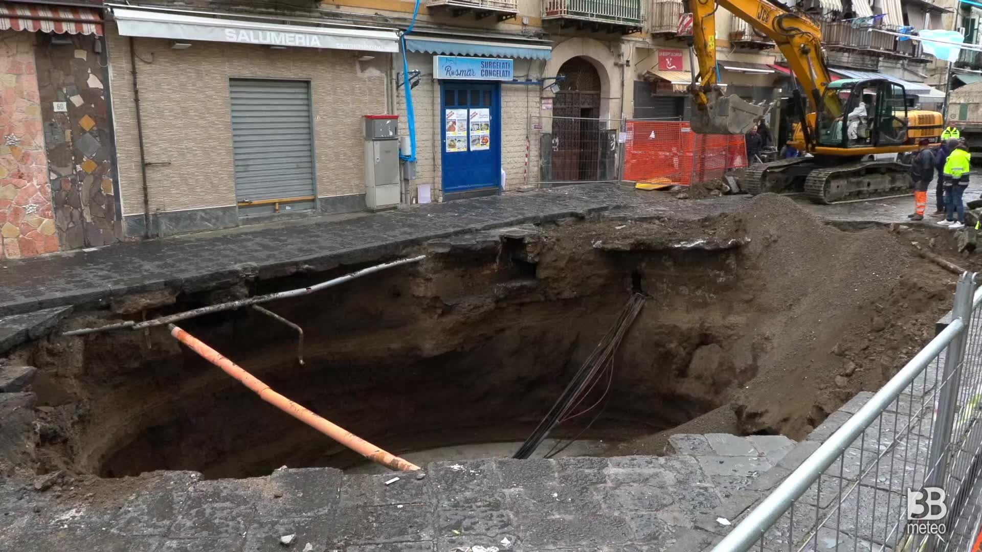 Napoli, si apre grossa voragine: la strada continua a crollare