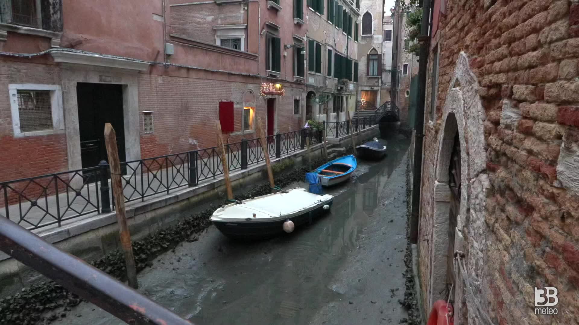 Venezia, prosegue la bassa marea: lo stupore dei turisti
