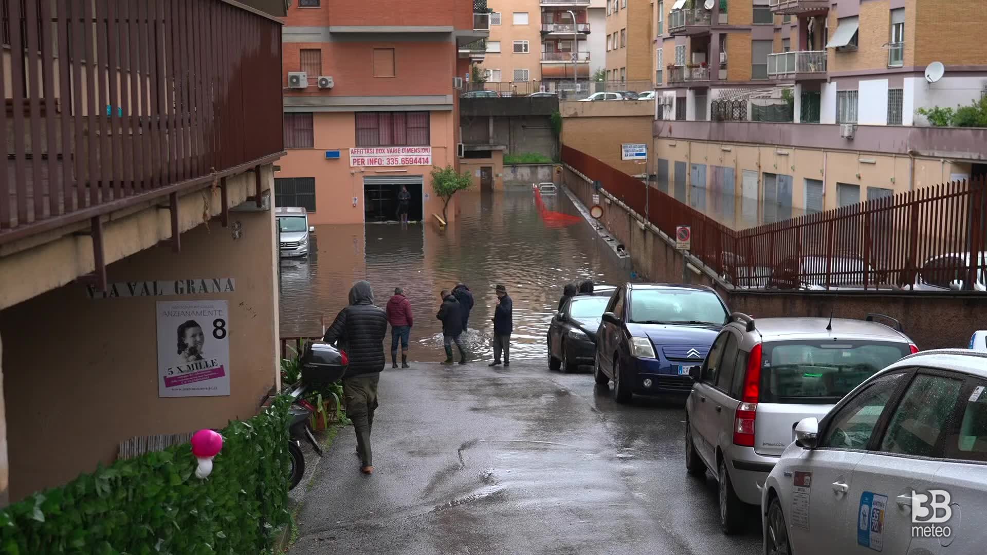 Maltempo, allagamenti a Roma: "acqua salita all'improvviso"