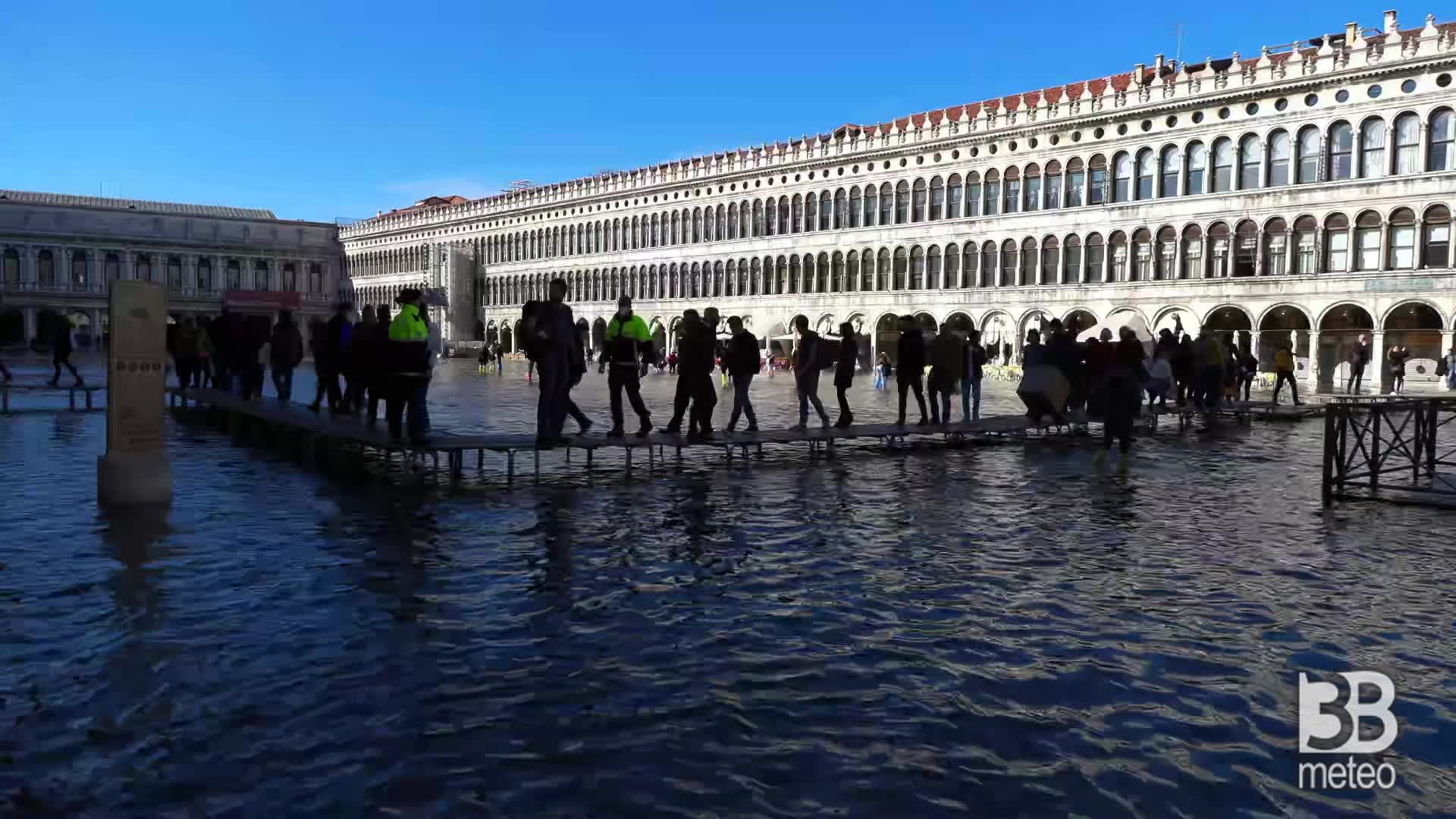 Piazza San Marco ore 12: acqua alta a Venezia, picco 1m