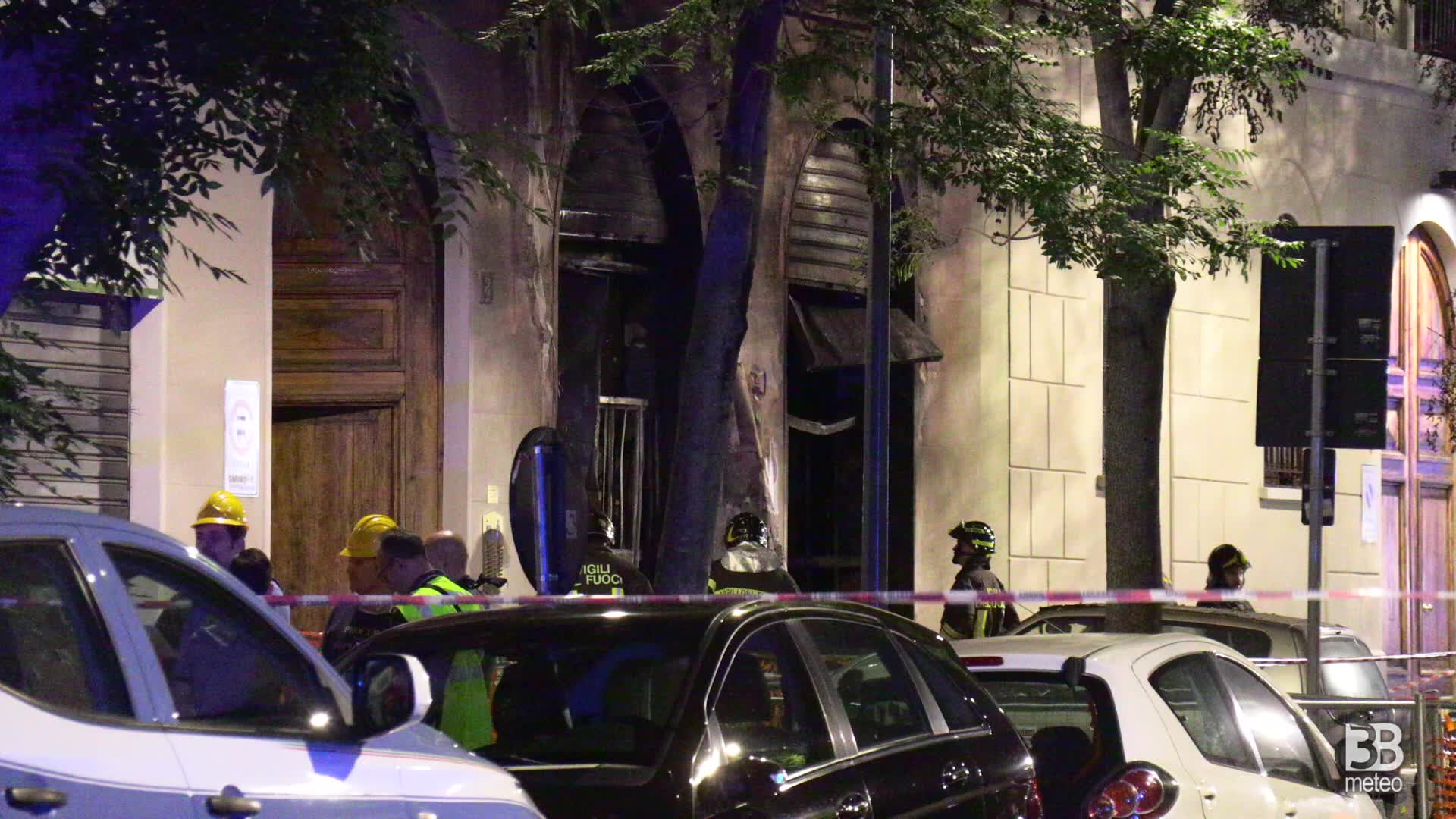 Incendio a Milano, 3 morti. L'esterno dell'officina andata a fuoco: 