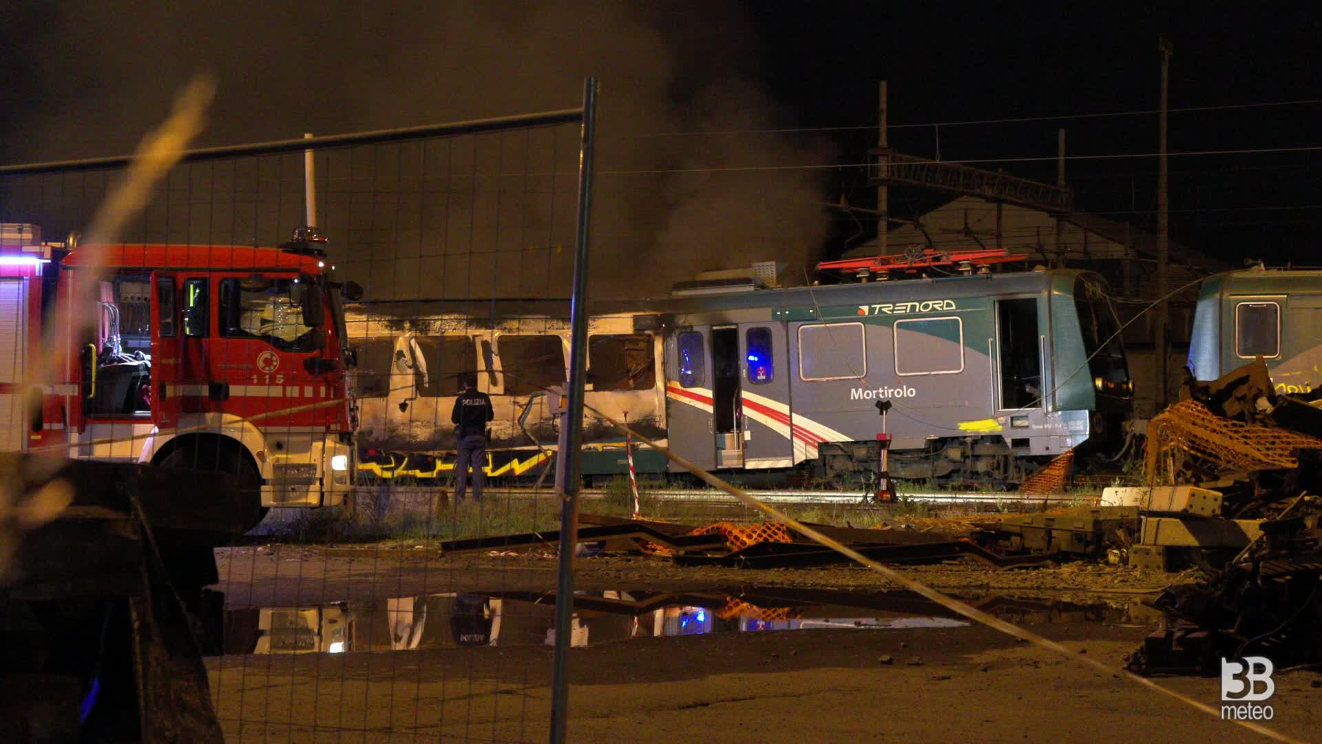 Locomotore Trenord in fiamme: fiamme avvolgono carrozza