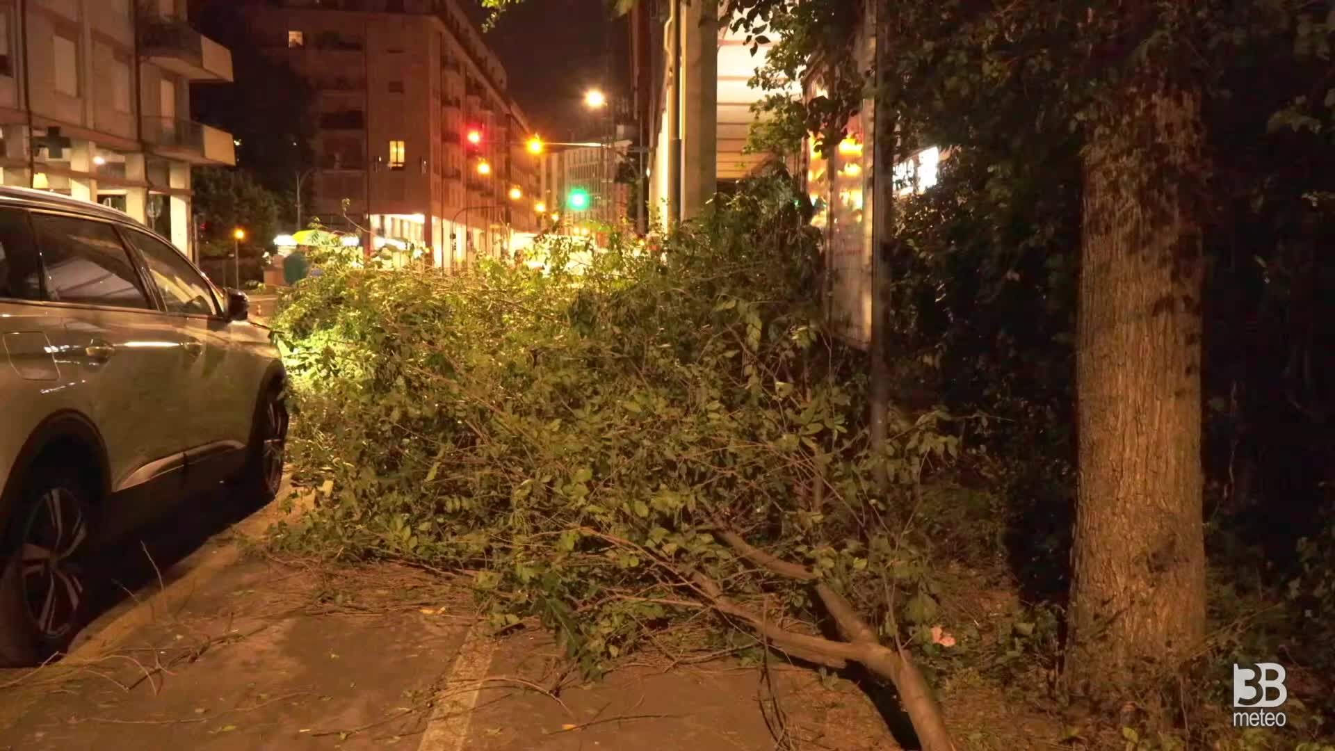 Cronaca meteo Video, Veneto: violento temporale a Padova con raffiche di vento, alberi caduti