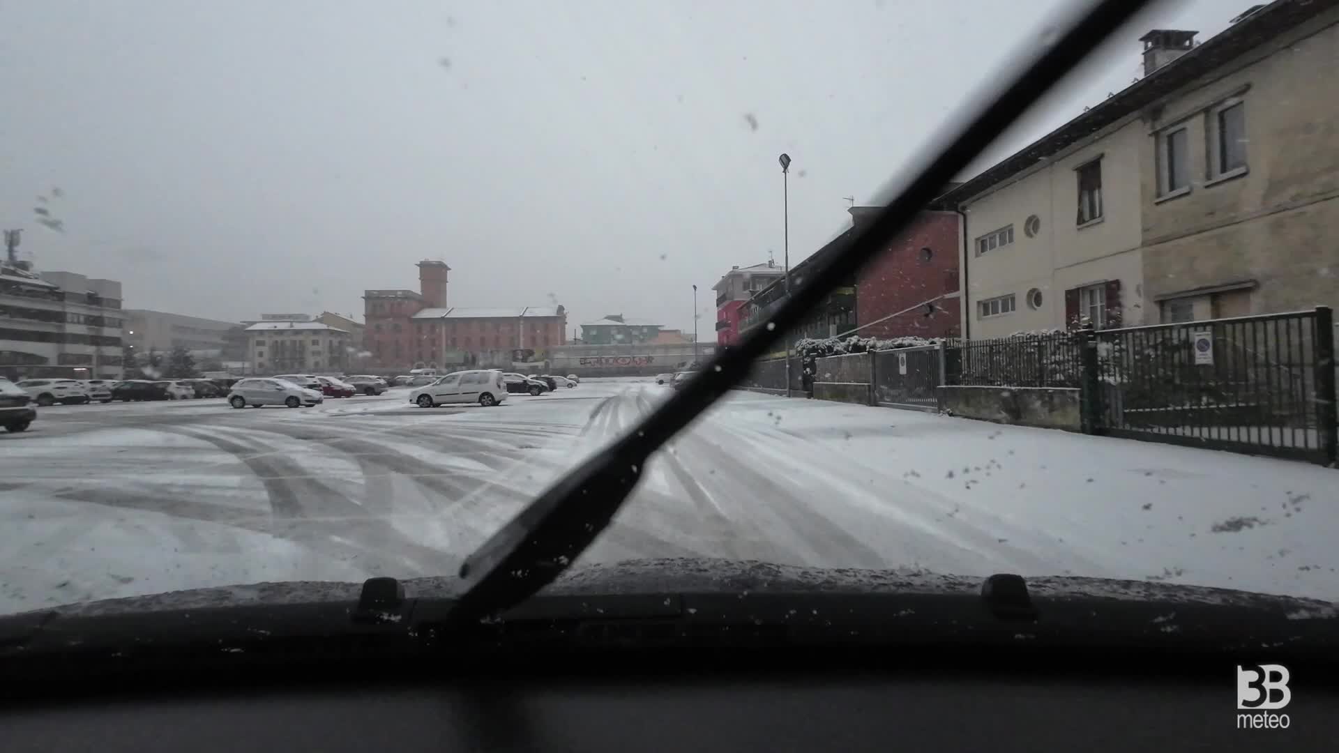Neve a Trento, strade imbiancate: camera-car in città