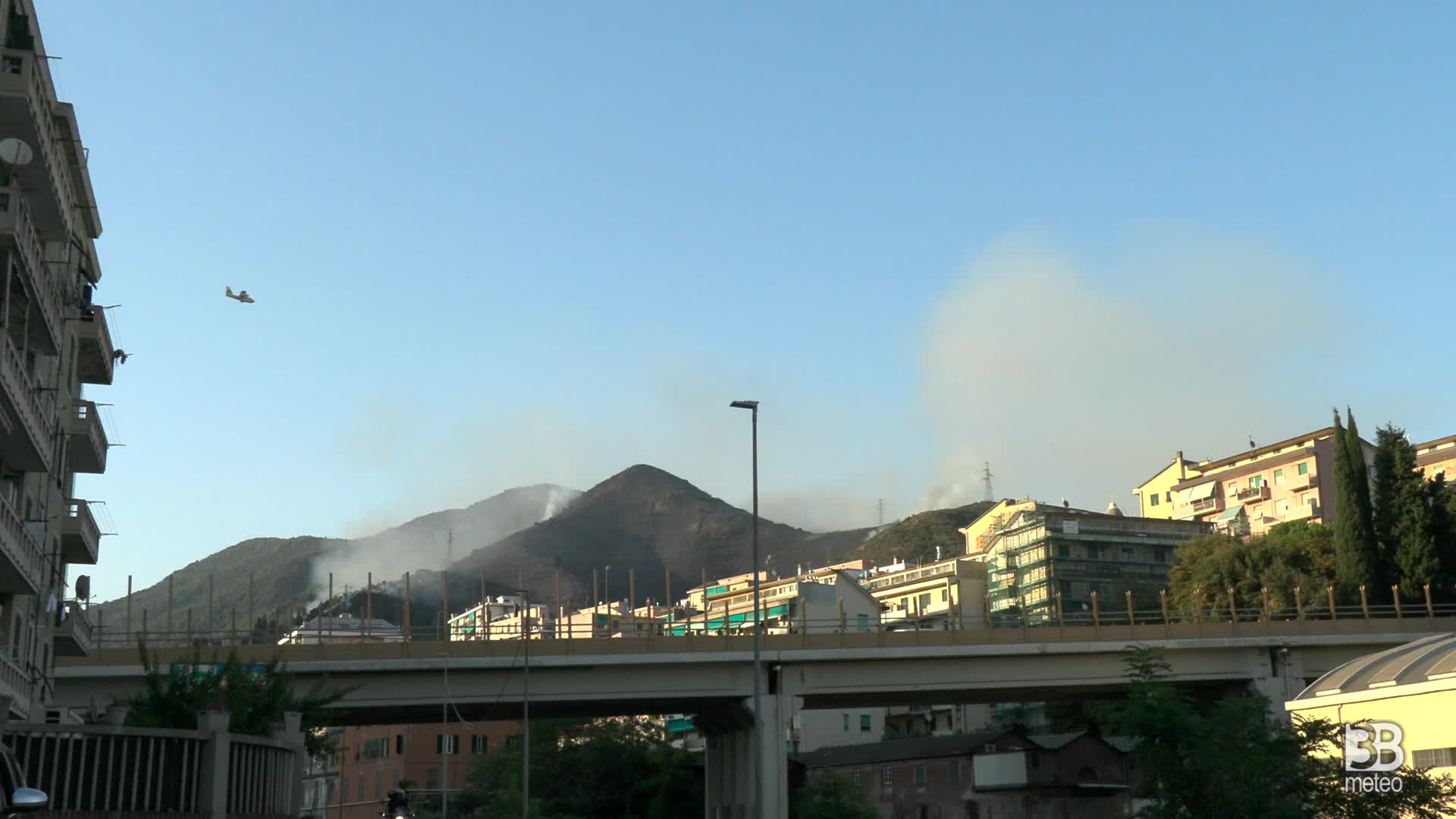 Genova, arriva secondo canadair: esteso rogo su alture Sestri