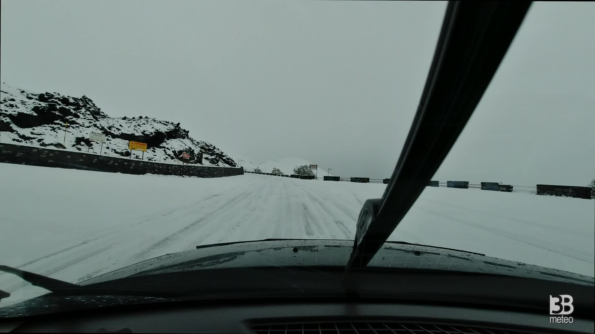 Cronaca meteo - Etna, Sp92 ammantata di neve: camera car - Video
