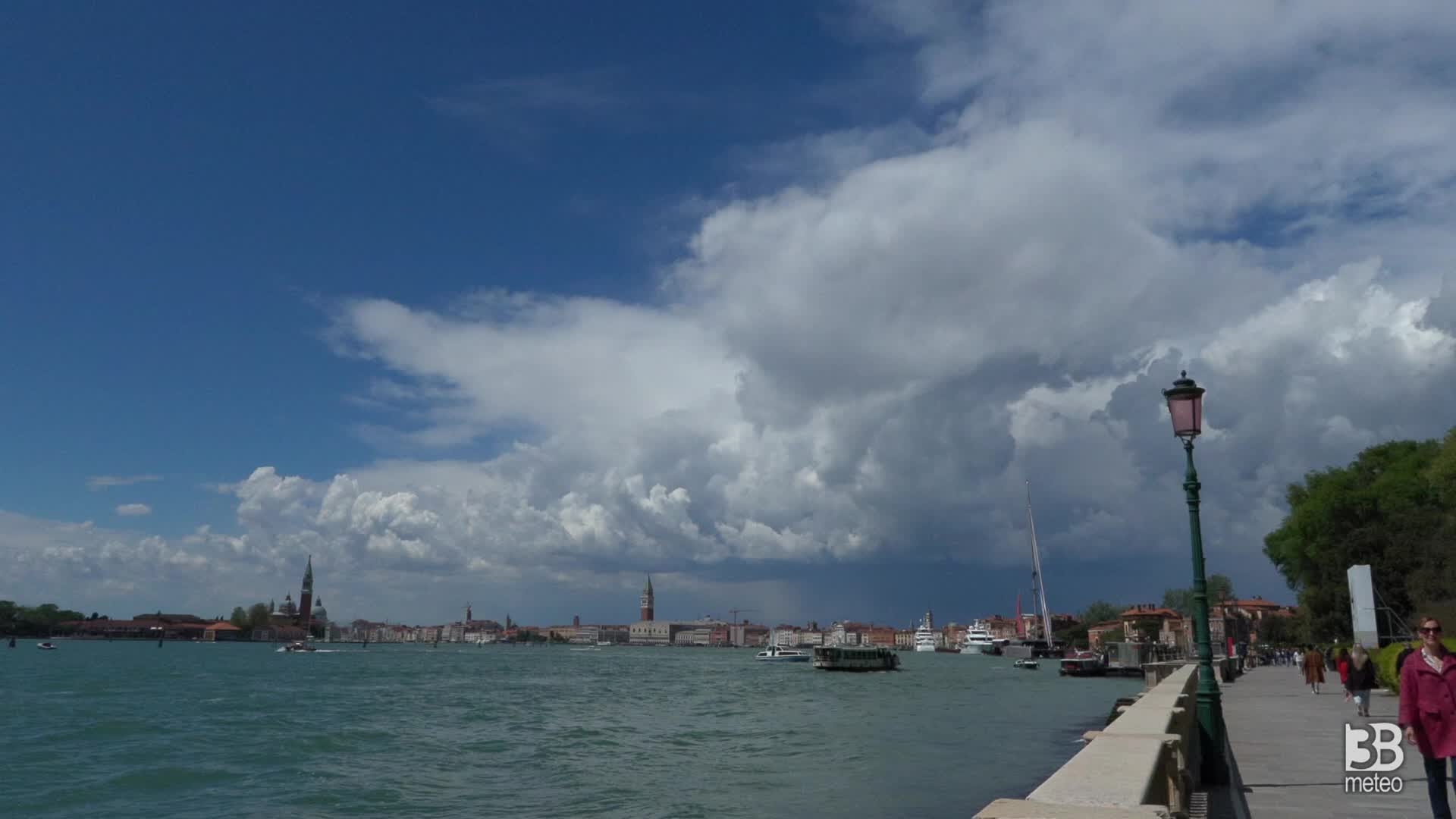 Maltempo, fronte temporalesco raggiunge la laguna di Venezia: 