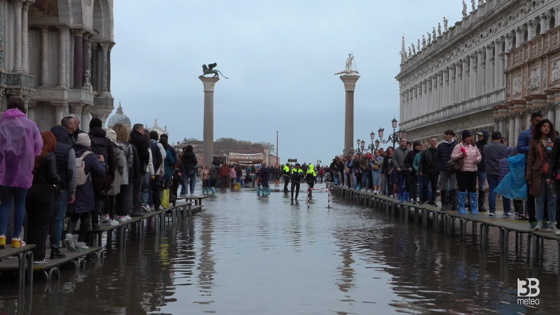 Venezia, raggiunto il picco di acqua alta: 