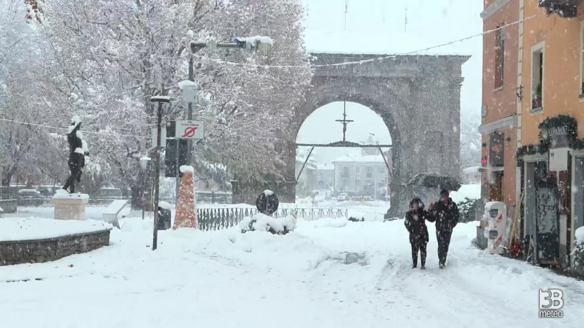 Aosta, continua a nevicare: situazione nella tarda mattinata