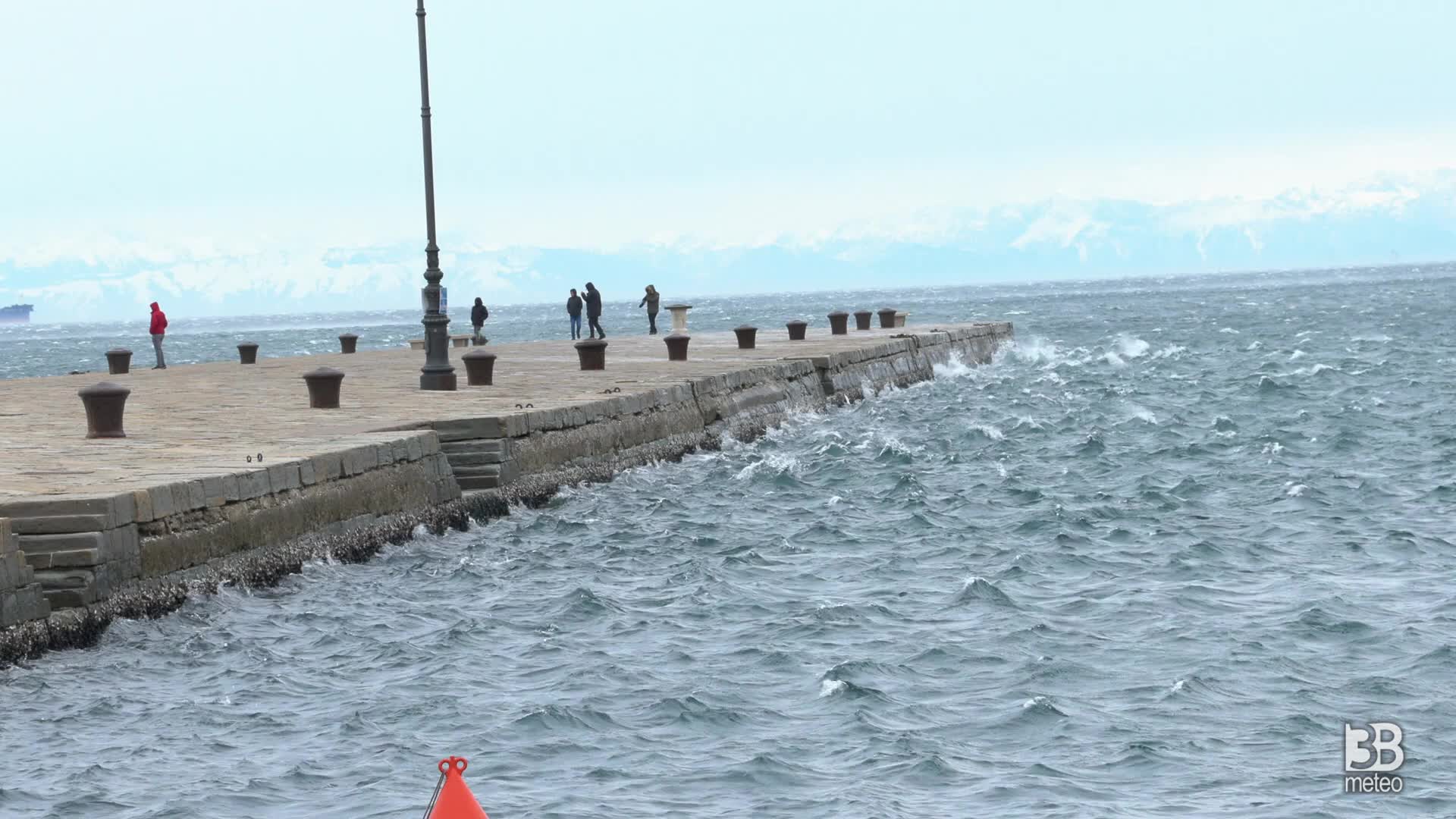 Trieste, la Bora agita il mare: il molo Audace