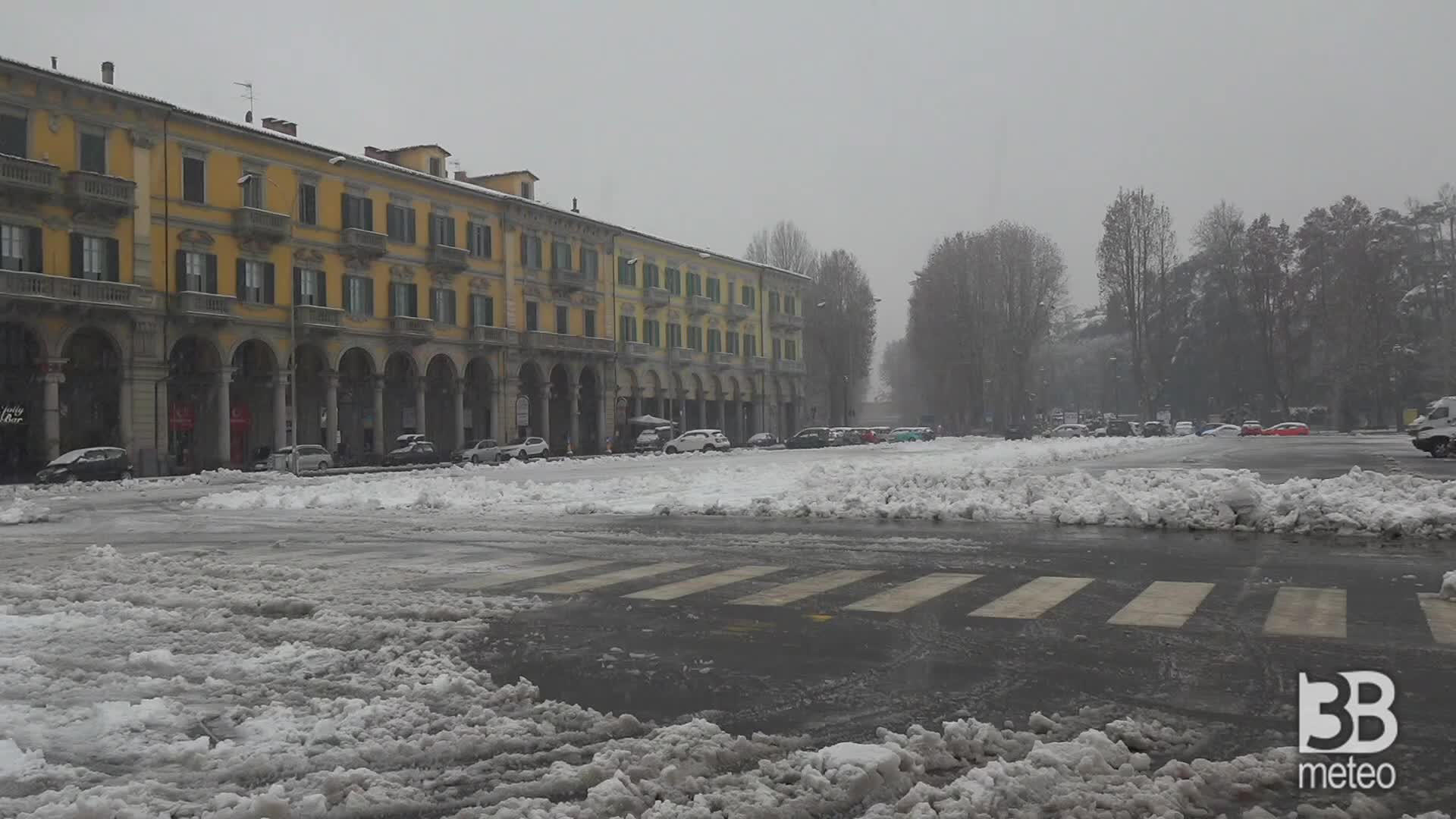 Alessandria, fitta nevicata: depositi su auto, strade