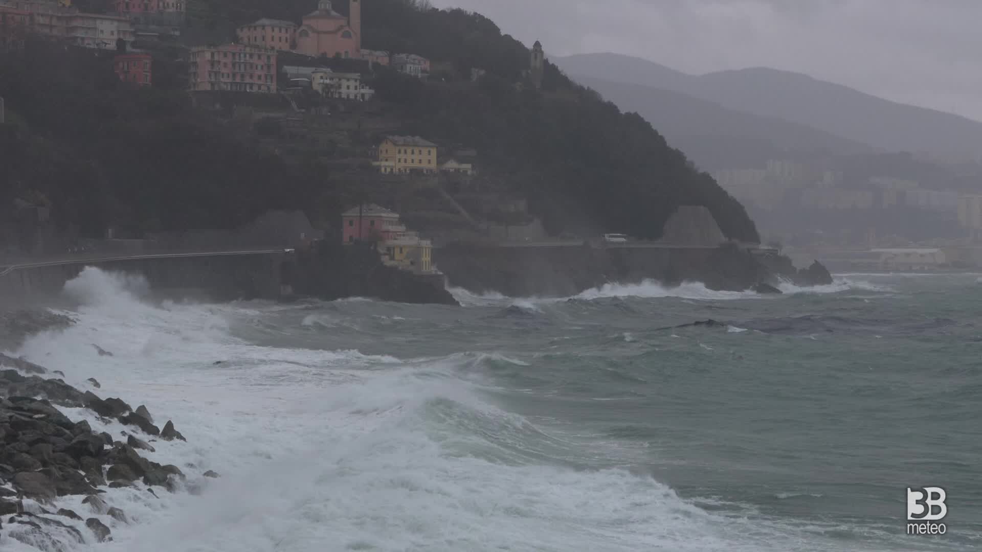 Allerta meteo gialla in Liguria, mareggiata nel Ponente genovese: 