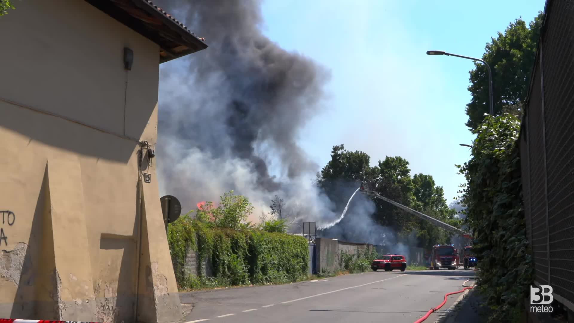 Cronaca Video Lombardia - Rogo alla periferia di Milano: densa colonna di fumo