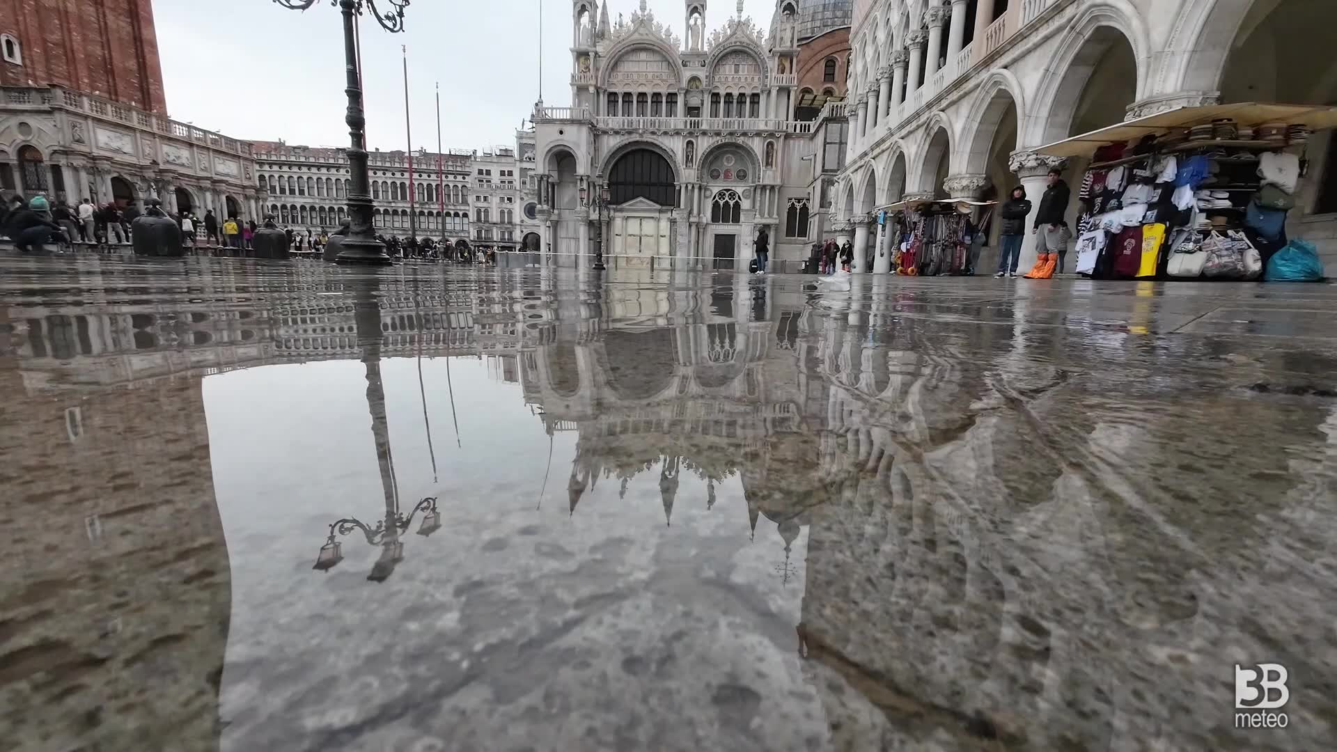 Venezia, immagini ravvicinate acqua alta: 