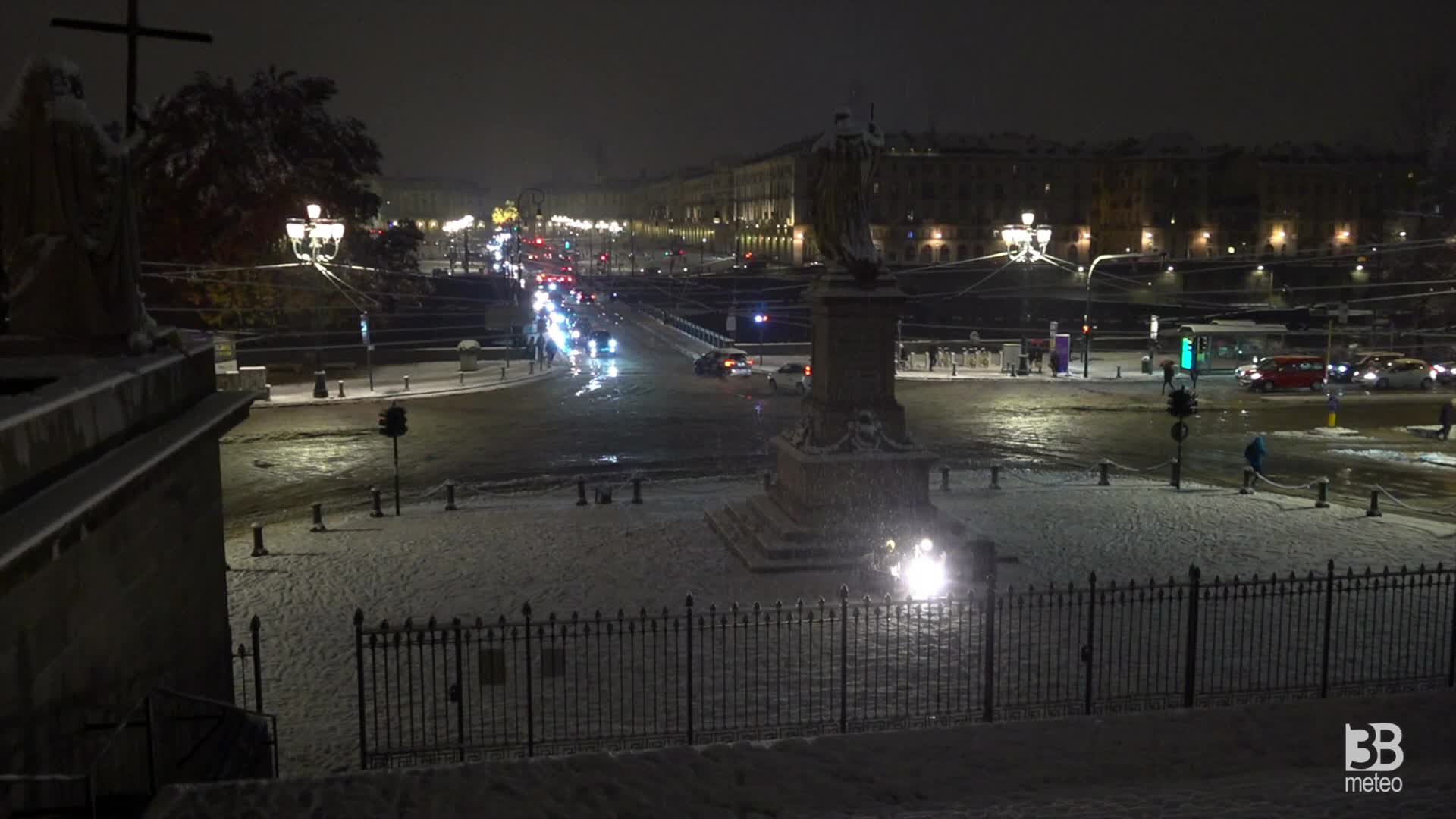 Immagine 1:Cronaca meteo - Torino, viabilitÃ  a rilento: a causa della neve - Video