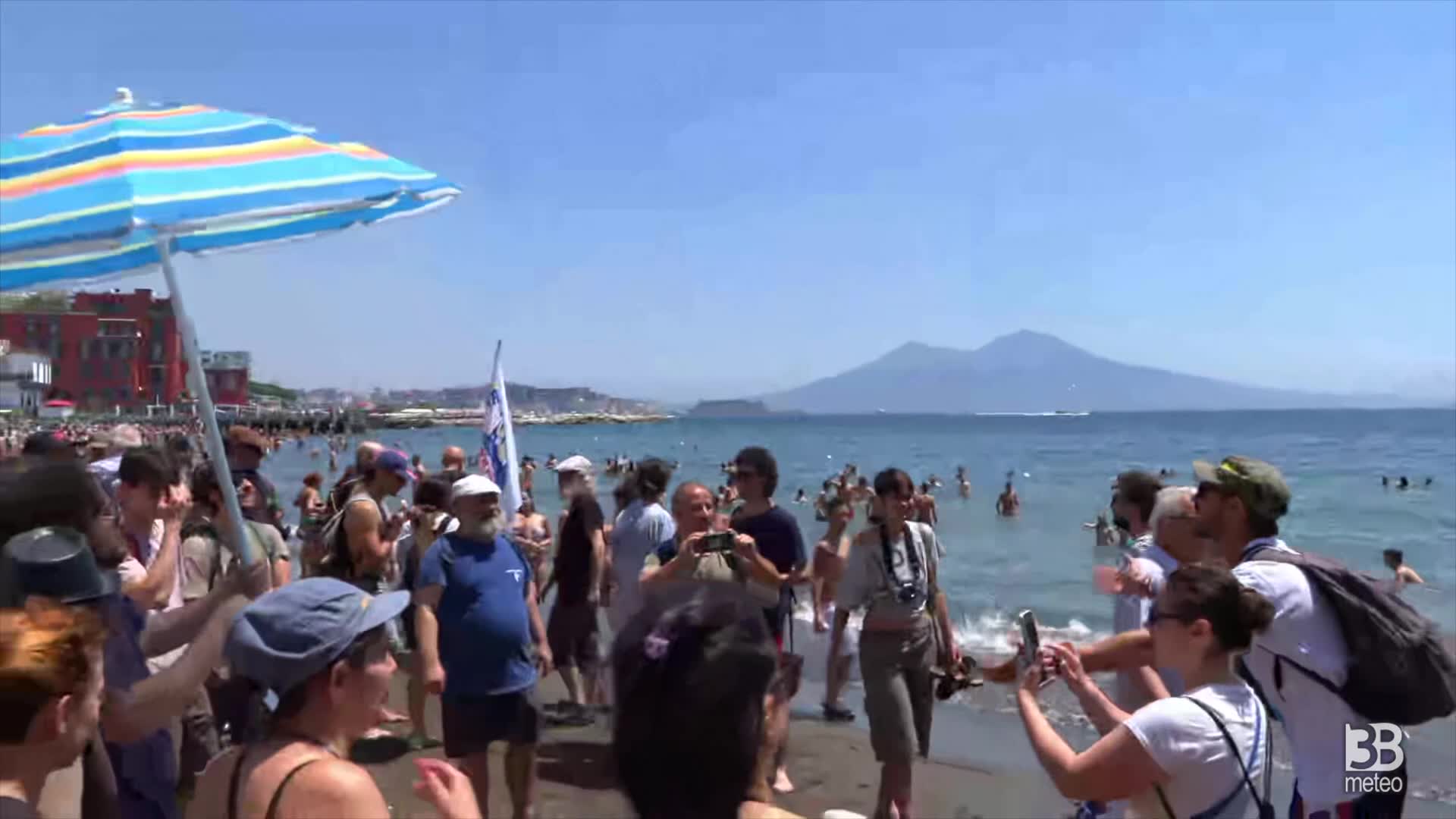 Protesta Mare Libero, attivisti e bagnanti: "il mare è di tutti": 