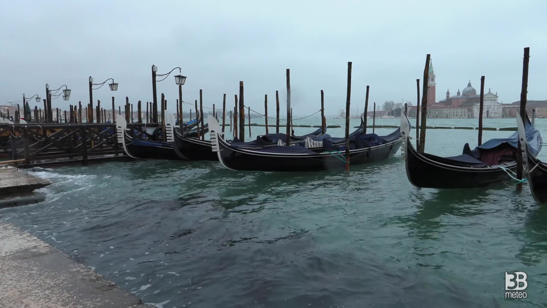 Venezia, torna l'acqua alta: turisti sulle passerelle: 