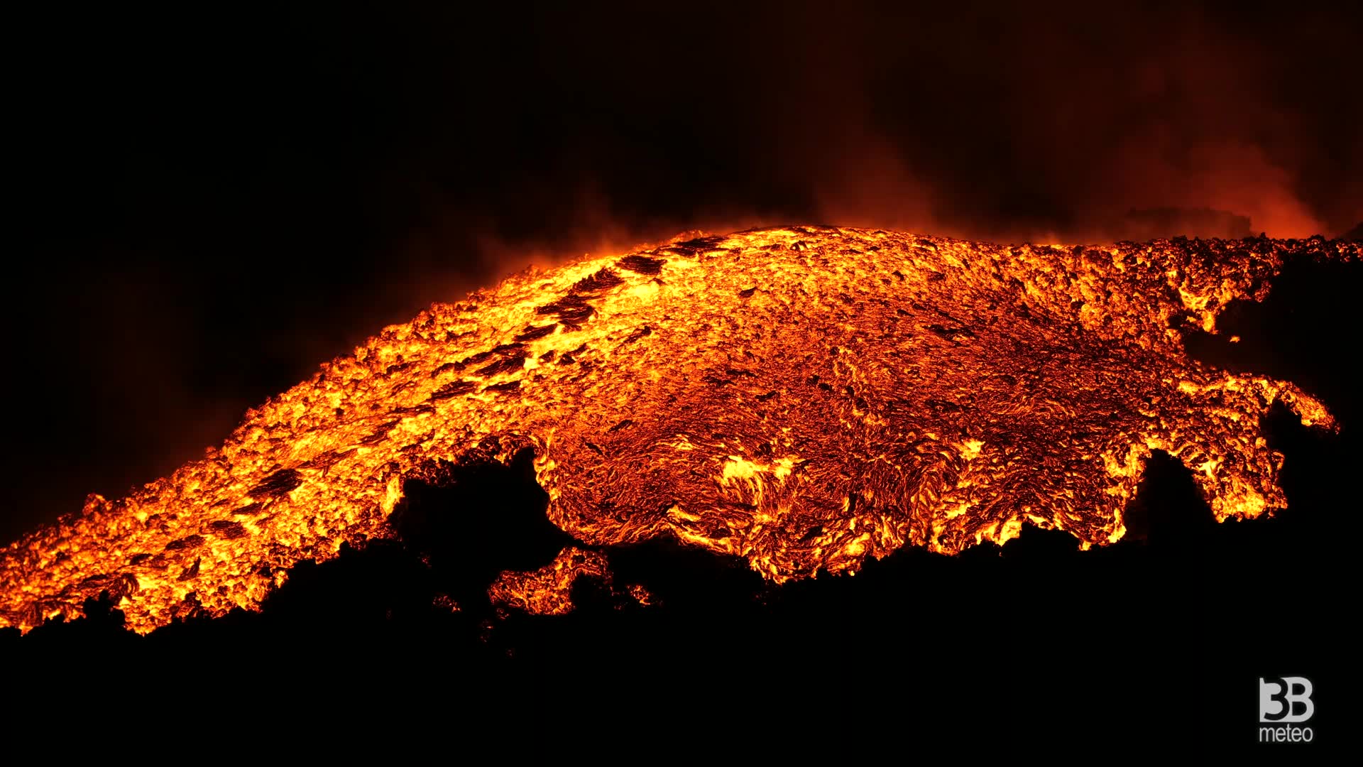 Eruzione Etna, a un passo dalla colata: la lava sgorga dalla nuova bocca - VIDEO