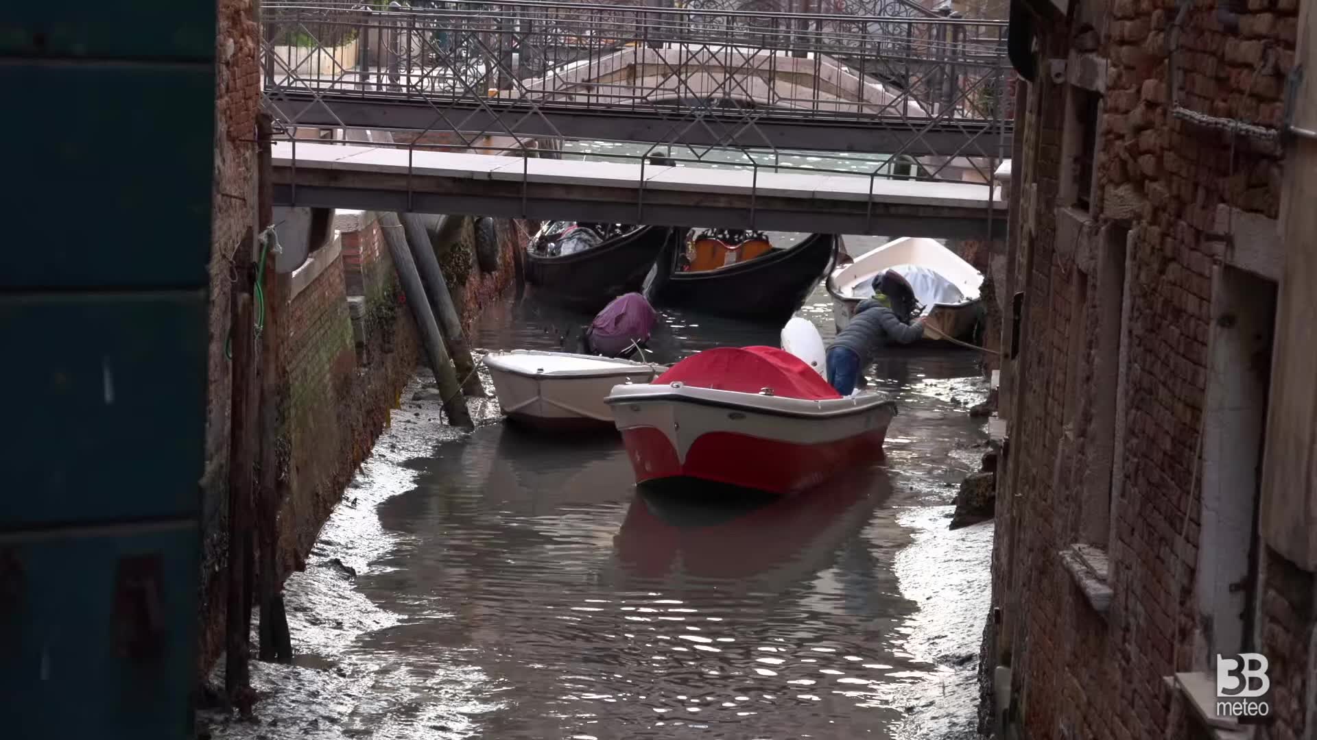 Venezia, super bassa marea: l'attesa del picco a -65 cm
