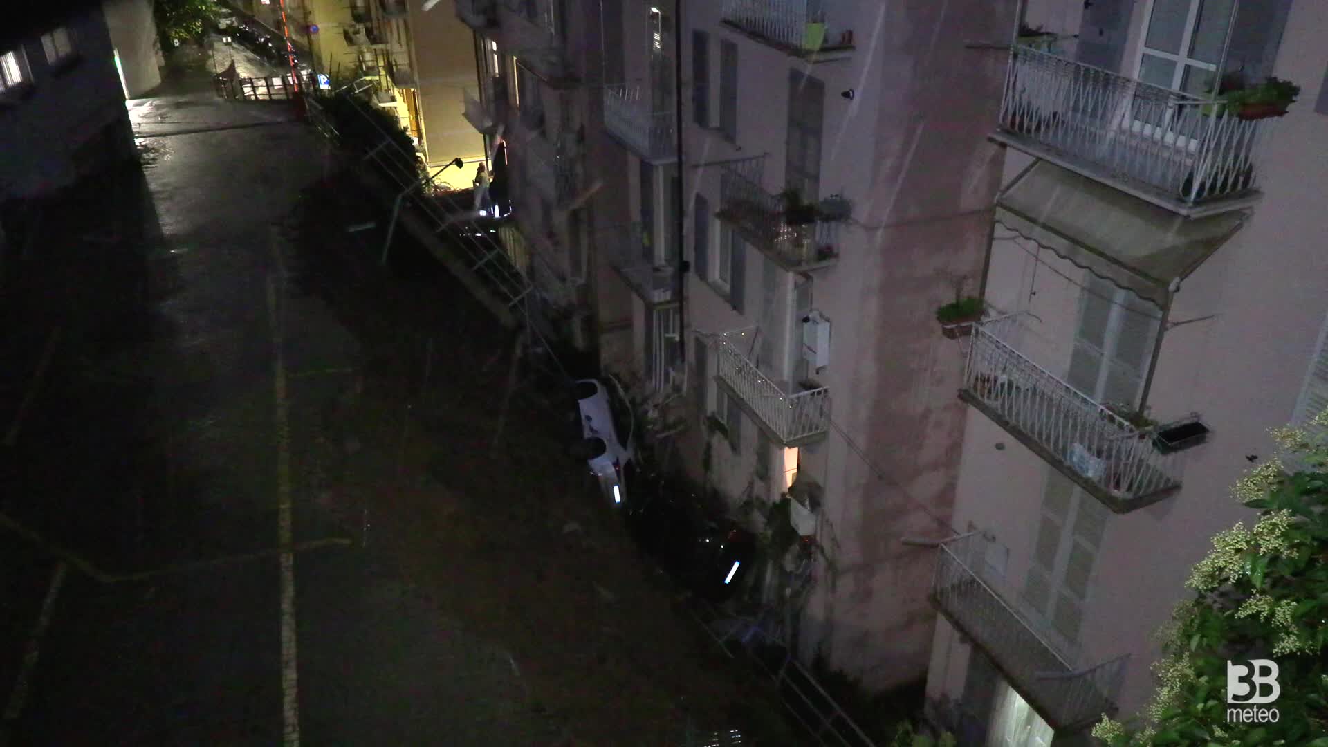 Genova, crolla muraglione: auto trascinate da frana