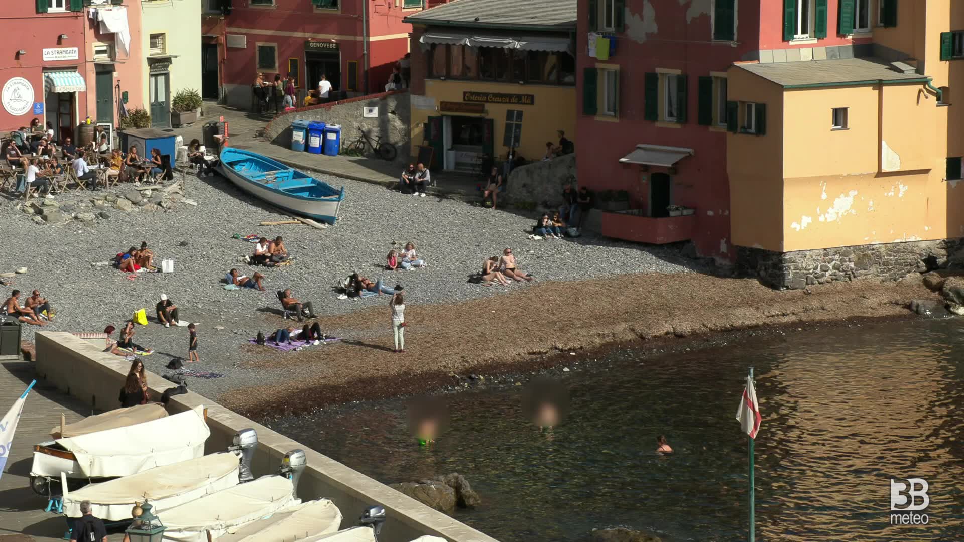 Genova, clima estivo: a Boccadasse si fa il bagno