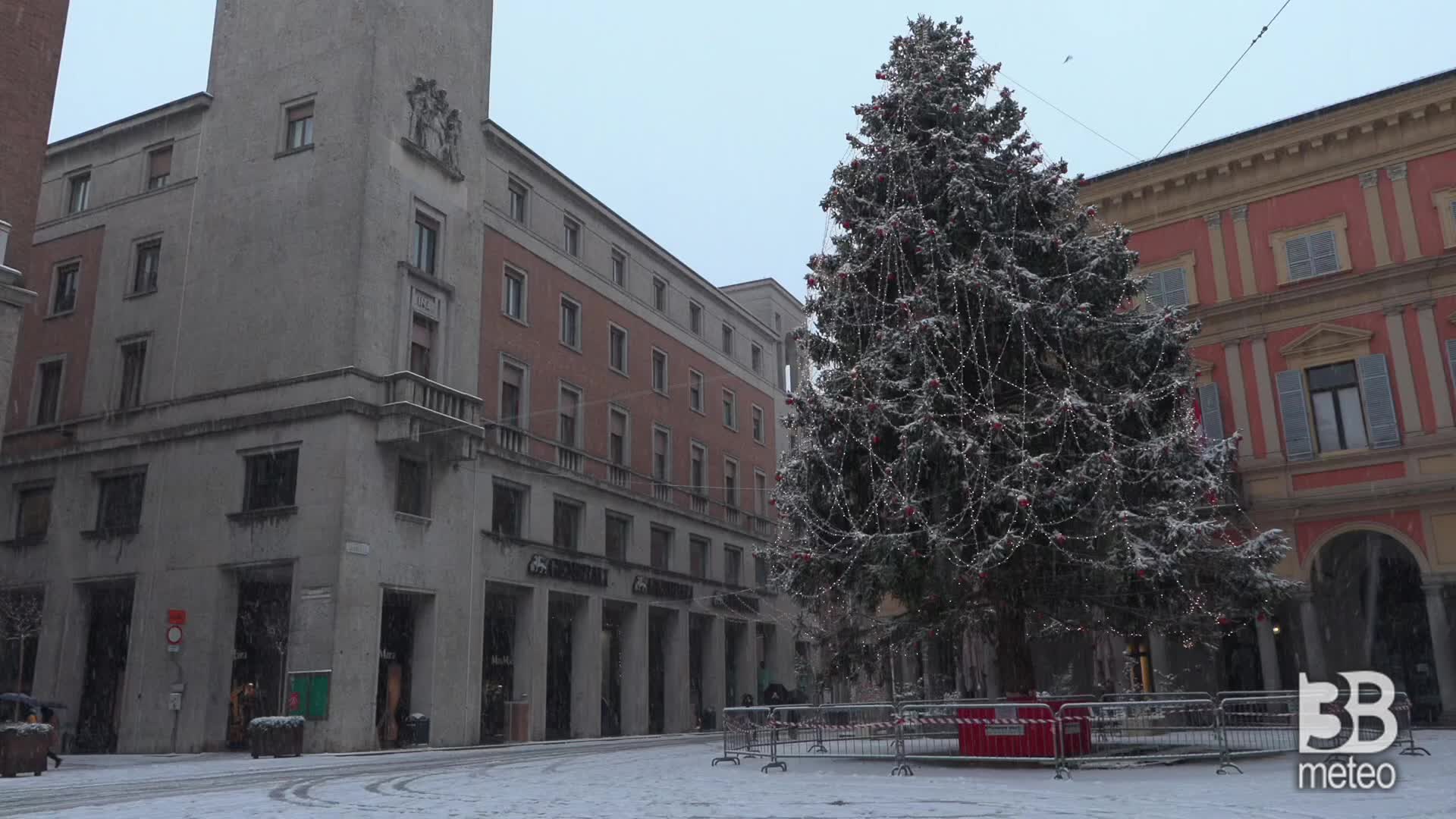 Piacenza, continua a nevicare: le immagini dal centro