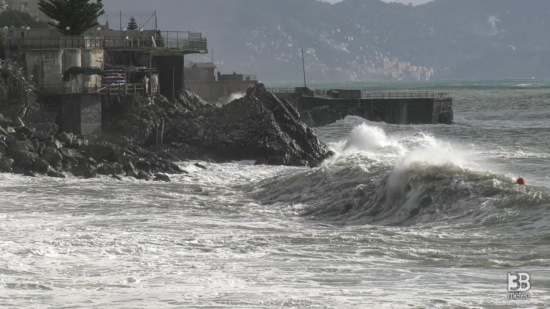 Genova, intensa mareggiata: le onde dal lungomare di Quinto