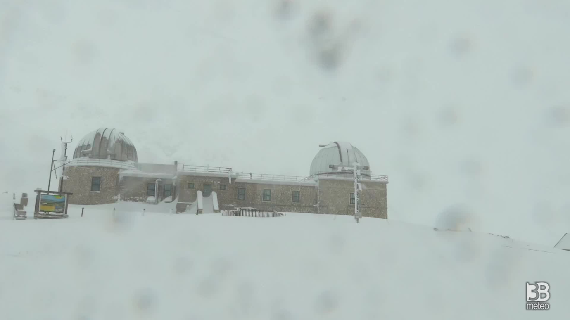 Continua a nevicare in Appennino: tormenta a Campo Imperatore